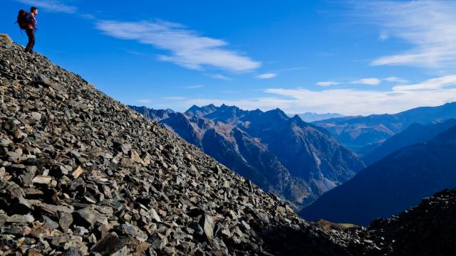 vue sur le massif d'Allevard et le lac de Grand-Maison depuis la brèche de Roche Fendue