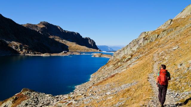 randonneurs longeant le lac de Cottepens