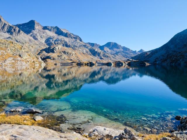 les sommets du massif d'Allevard se reflètent dans le lac Carré