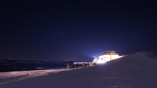 Télésiège de Claran éclairé pour le ski nocturne au Collet