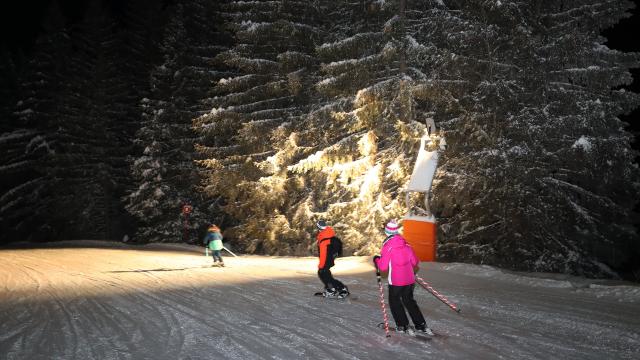 Skieurs de ski nocturneau Collet sur le Massif de Belledonne