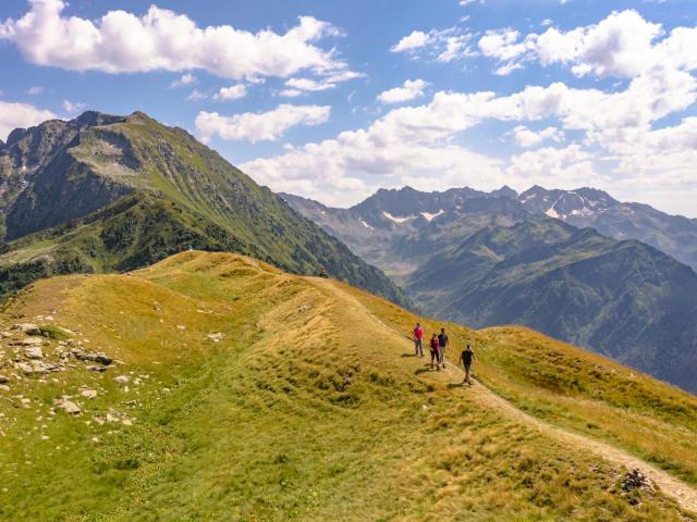 Massif de Belledonne avec des randonneurs